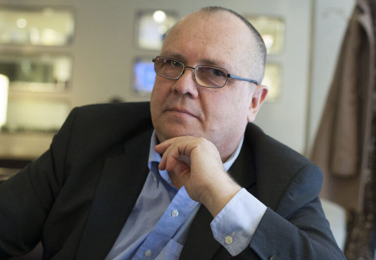 Kirjailija J. K. Tamminen, kuva Albert Truuväärt